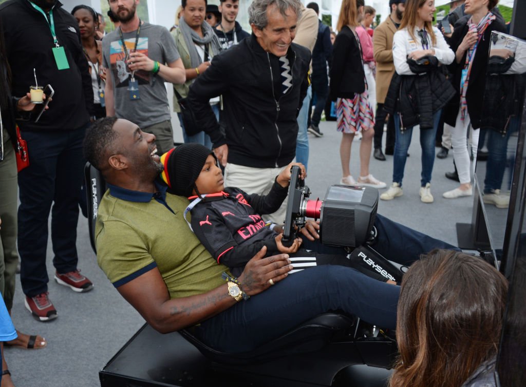 Idris Elba conduce un simulador con su hijo Winston el 28 de abril de 2018 en París. | Foto: Getty Images