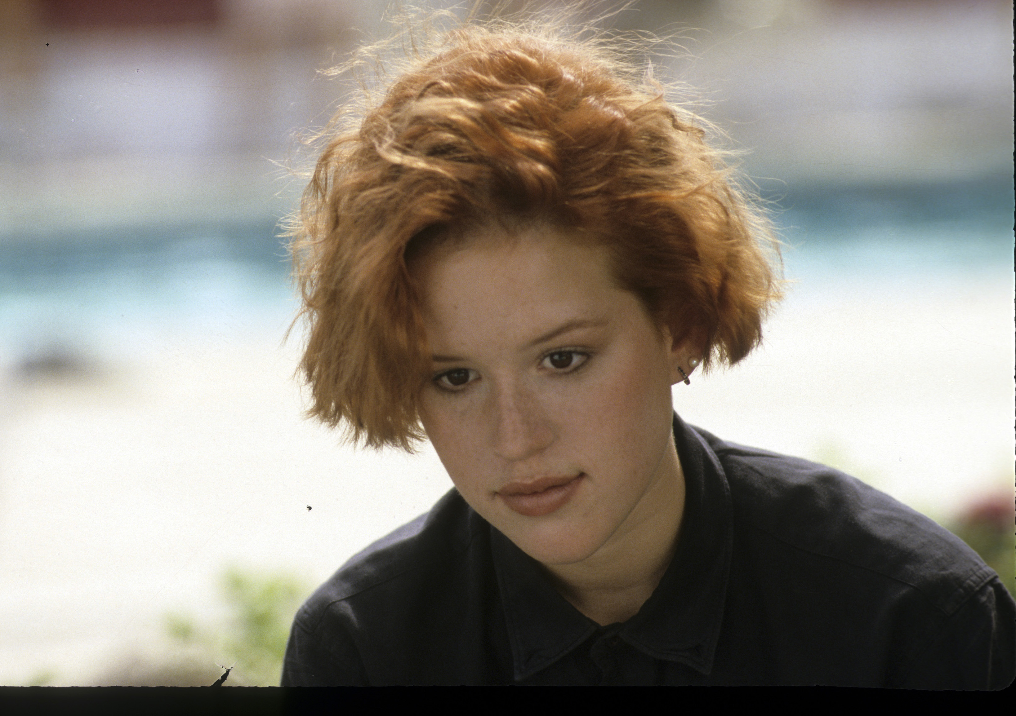 Molly Ringwald in the set of “Surviving: A Family in Crisis” on February 10, 1985. | Source: Getty Images