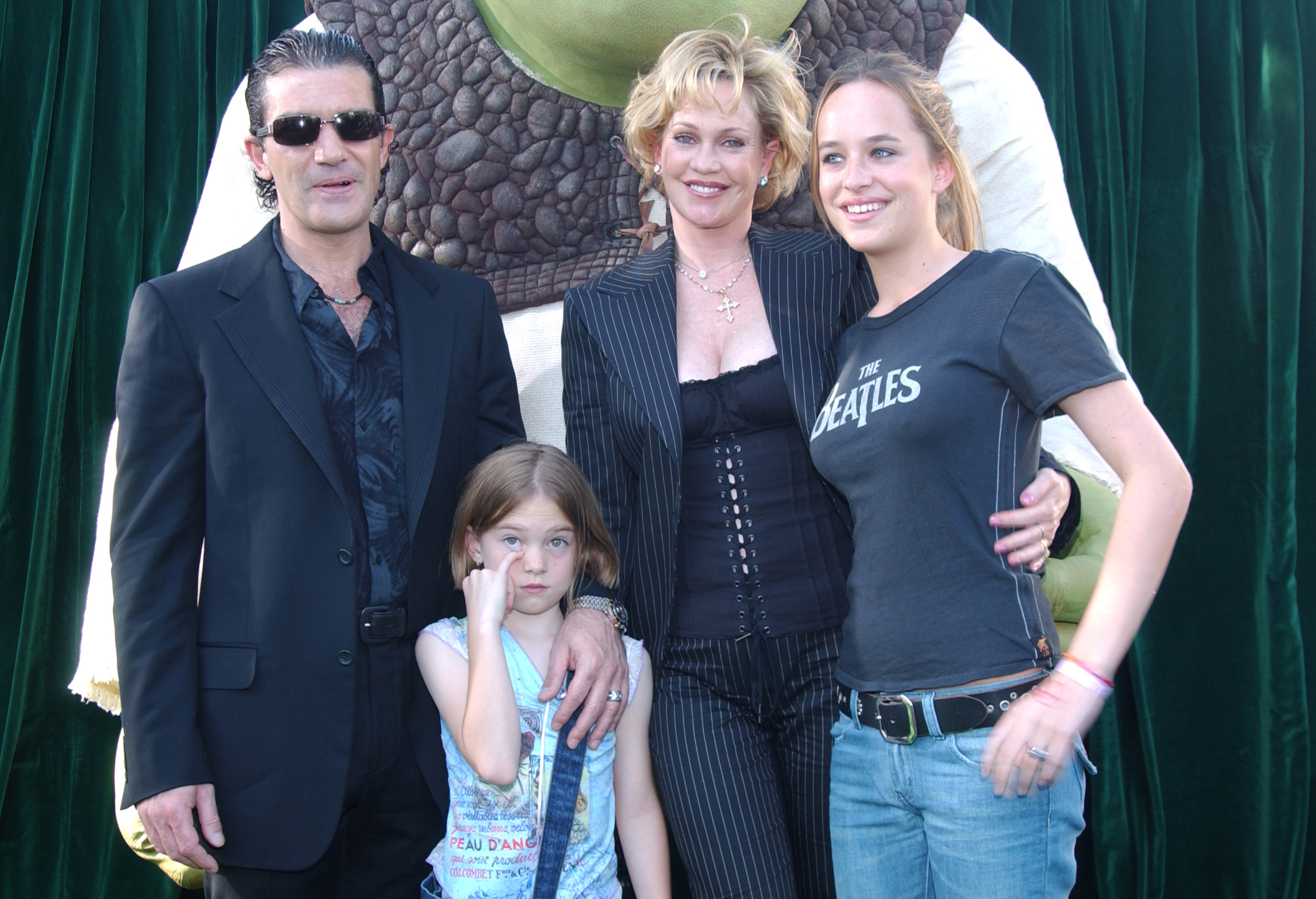 Antonio Banderas, Melanie Griffith, and their daughters Stella Banderas and Dakota Johnson attend the "Shrek 2" Los Angeles premiere on May 8, 2004. | Source: Getty Images