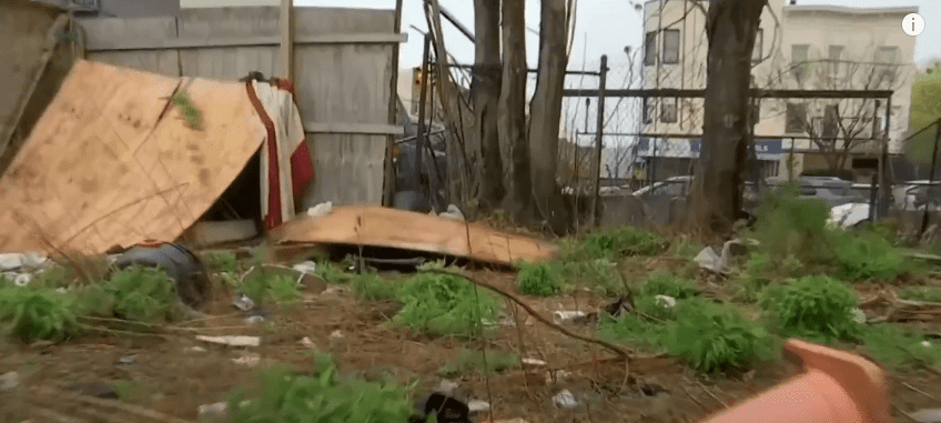 Refugio de un joven desalojado. | Foto: Youtube/PrimerImpacto
