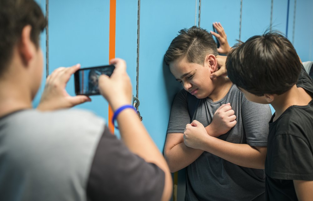 Matones atacan a un compañero en la escuela. | Foto: Shutterstock Matones atacan a un compañero en la escuela. | Foto: Shutterstock