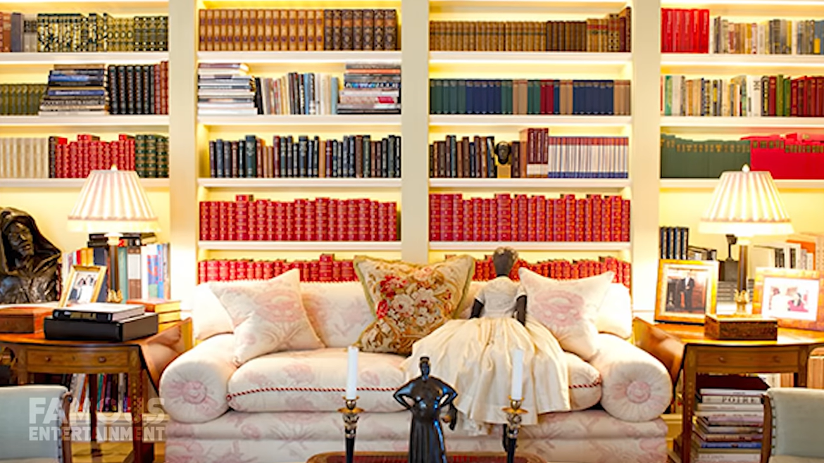 Im Bild: Oprah Winfreys Hausbibliothek in ihrer Villa in Montecito, Kalifornien | Quelle: YouTube@FamousEntertainment
