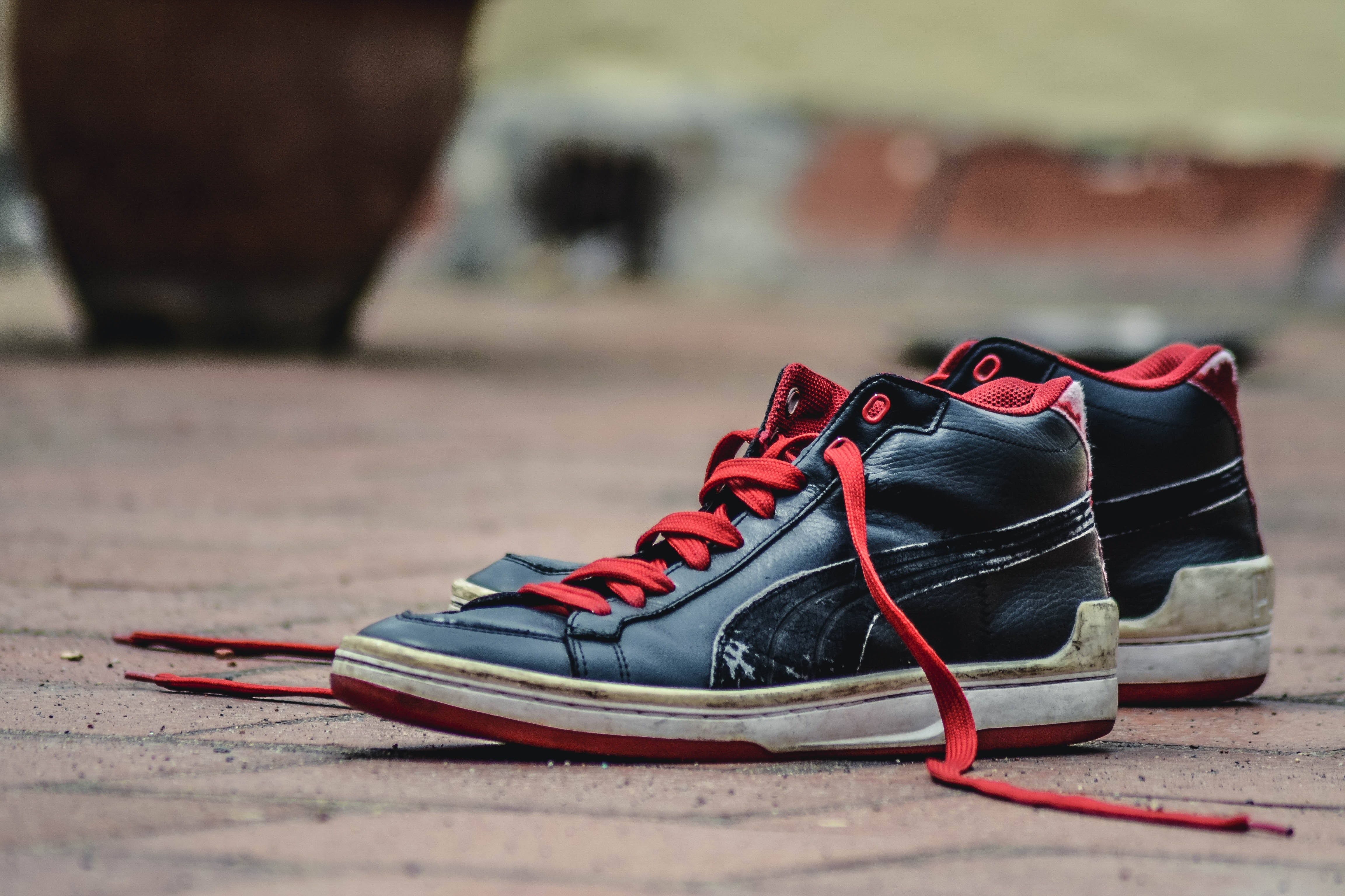 I started noticing shoes everywhere | Photo: Pexels