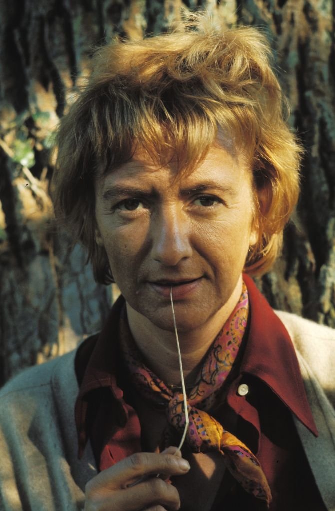 Françoise Sagan dans sa propriété d'Equemauville, en 1974. | Photo : Getty Images