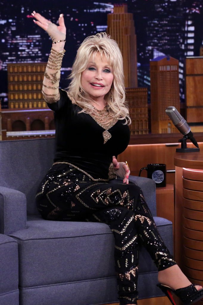 Dolly Parton sur "L'émission de ce soir avec Jimmy Fallon," en 2019. |  Photo : Getty Images