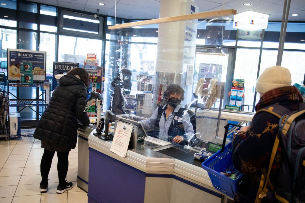 Des mesures de protection pour les caissiers d'un supermarché | Photo : Getty Images. Des mesures de protection pour les caissiers d'un supermarché | Photo : Getty Images.