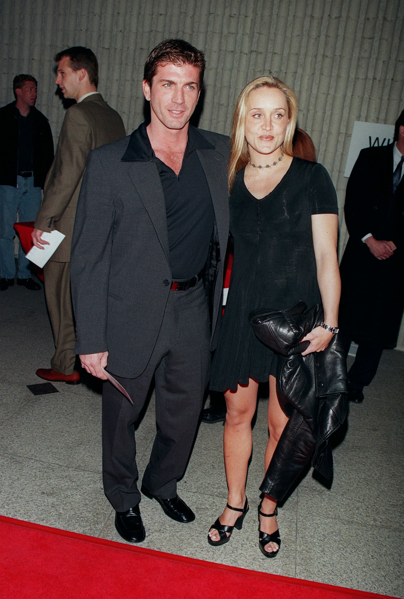 Joe Lando and Kirsten Barlow at the premiere of "The Object of My Affection" on April 9, 1998, in Los Angeles | Source: Getty Images