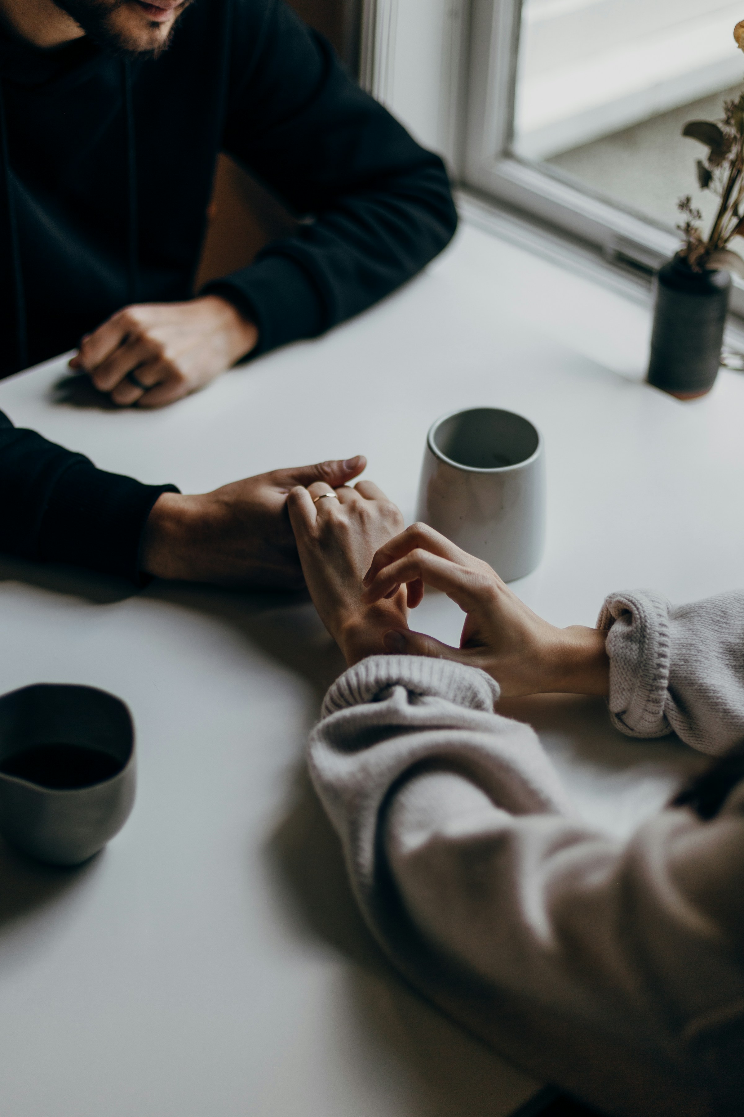 A couple holding hands across the table | Source: Unsplash