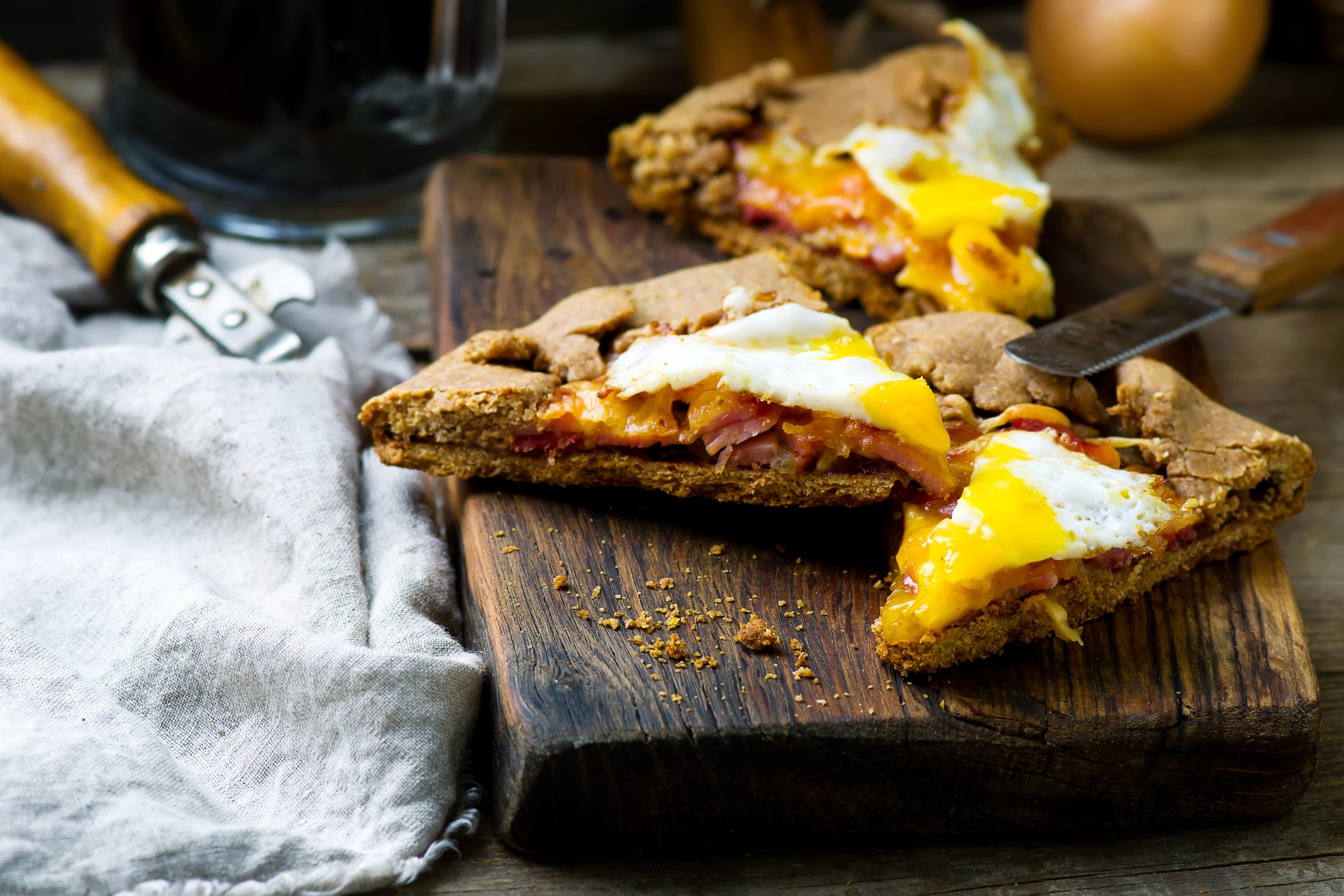 Galette avec oignon et jambon. | Photo : Getty Images