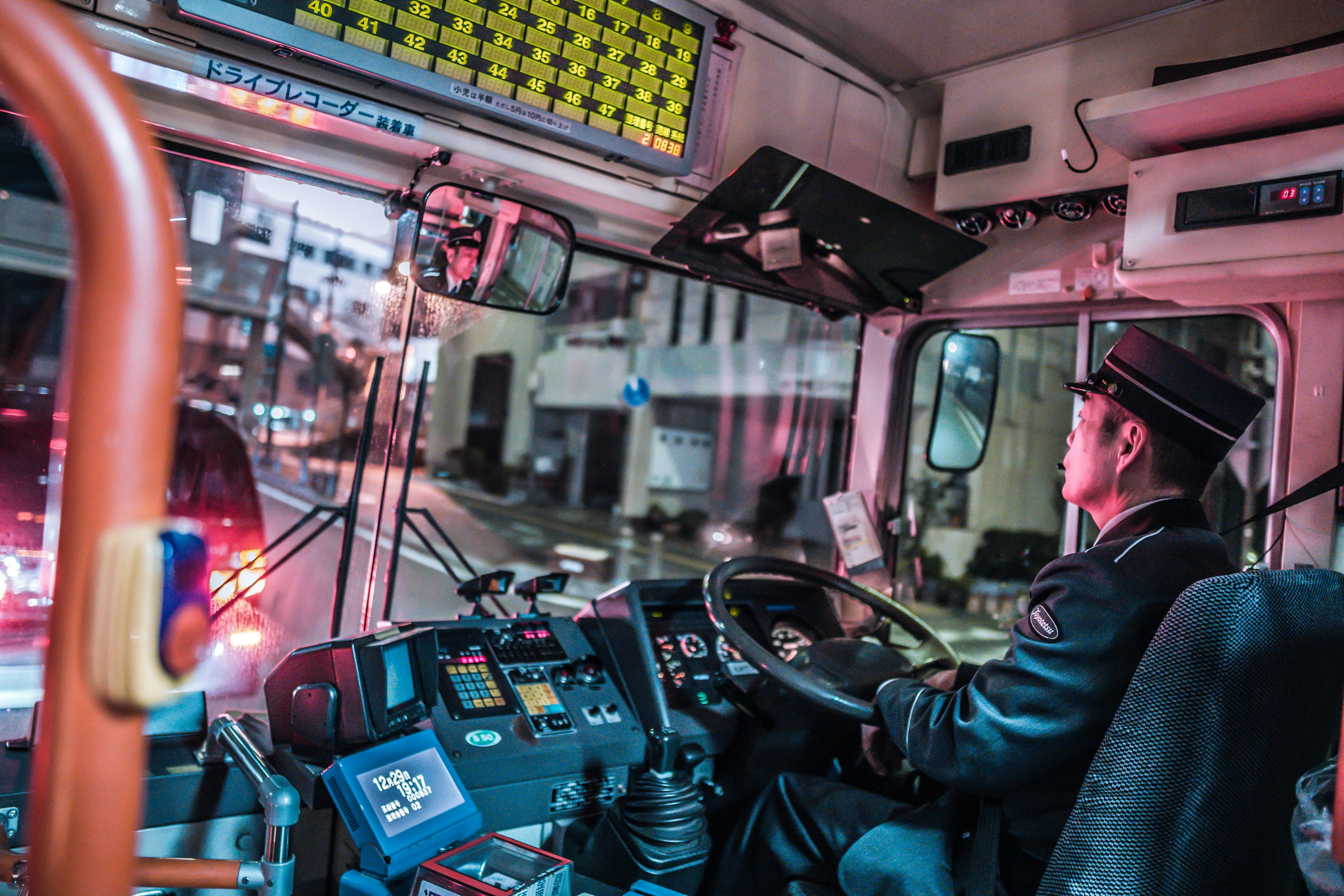 Man driving a bus | Source: Pexels