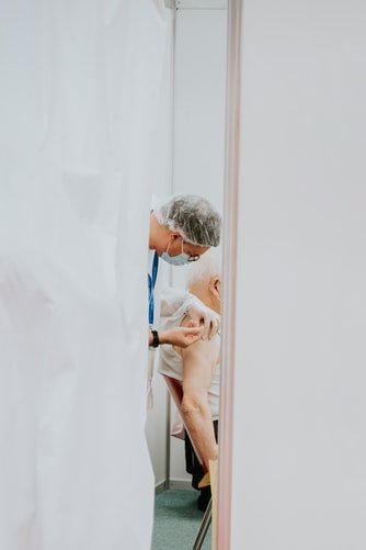 Un homme qui se fait vacciner. | Photo : Unsplash