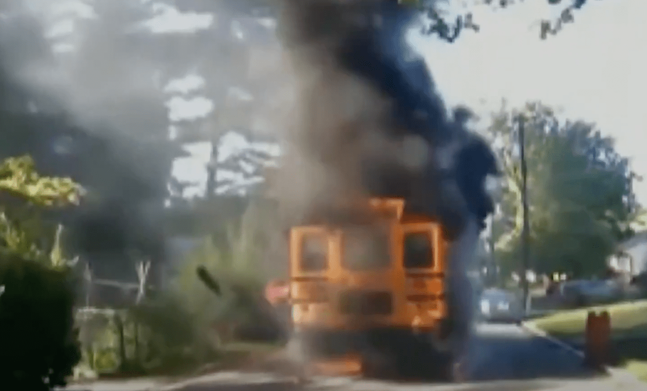 Der brennende Bus. | Quelle: youtube.com/AFSCME