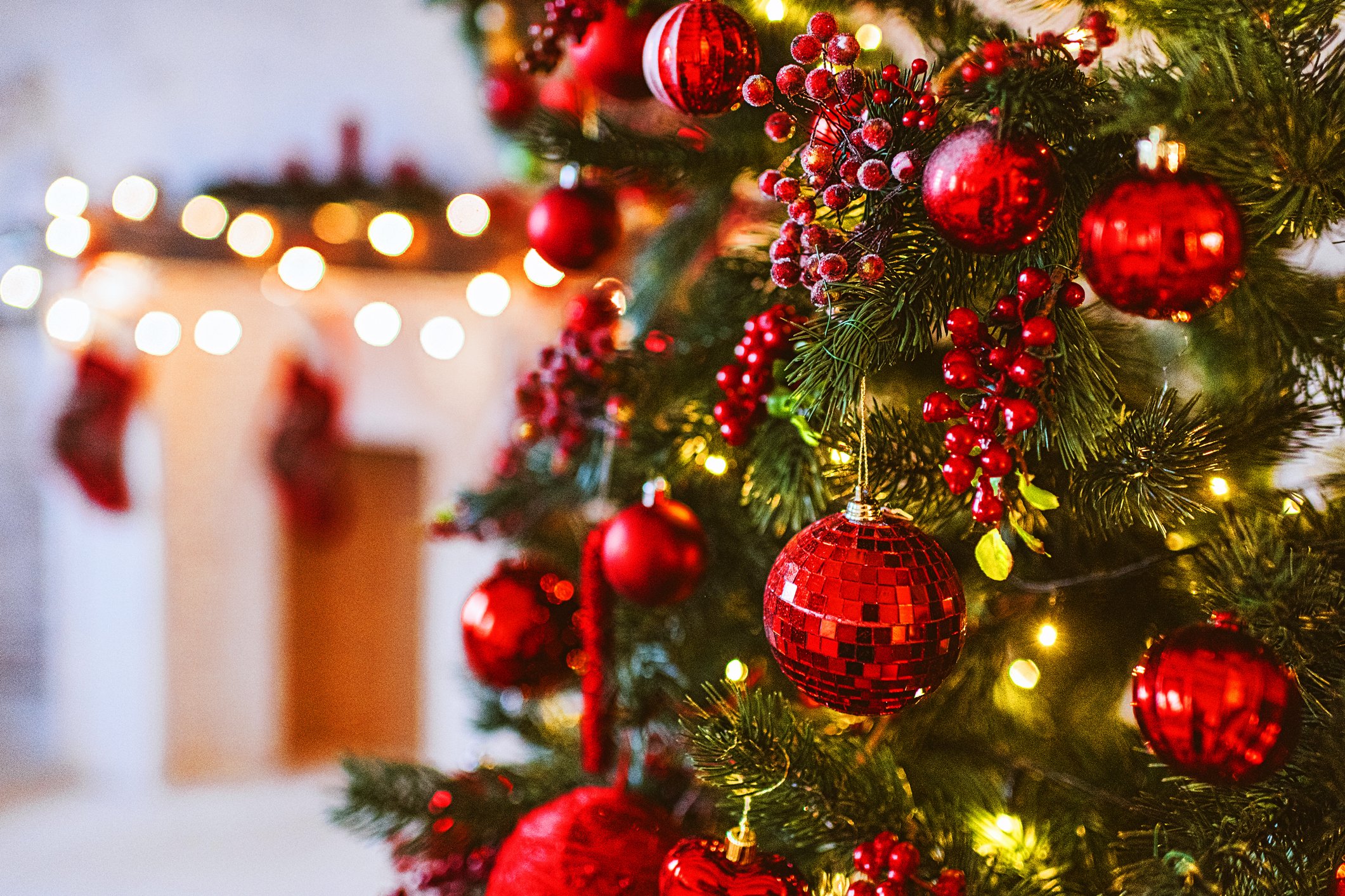 Photo of a red Christmas tree and fireplace decoration | Photo: Getty Images