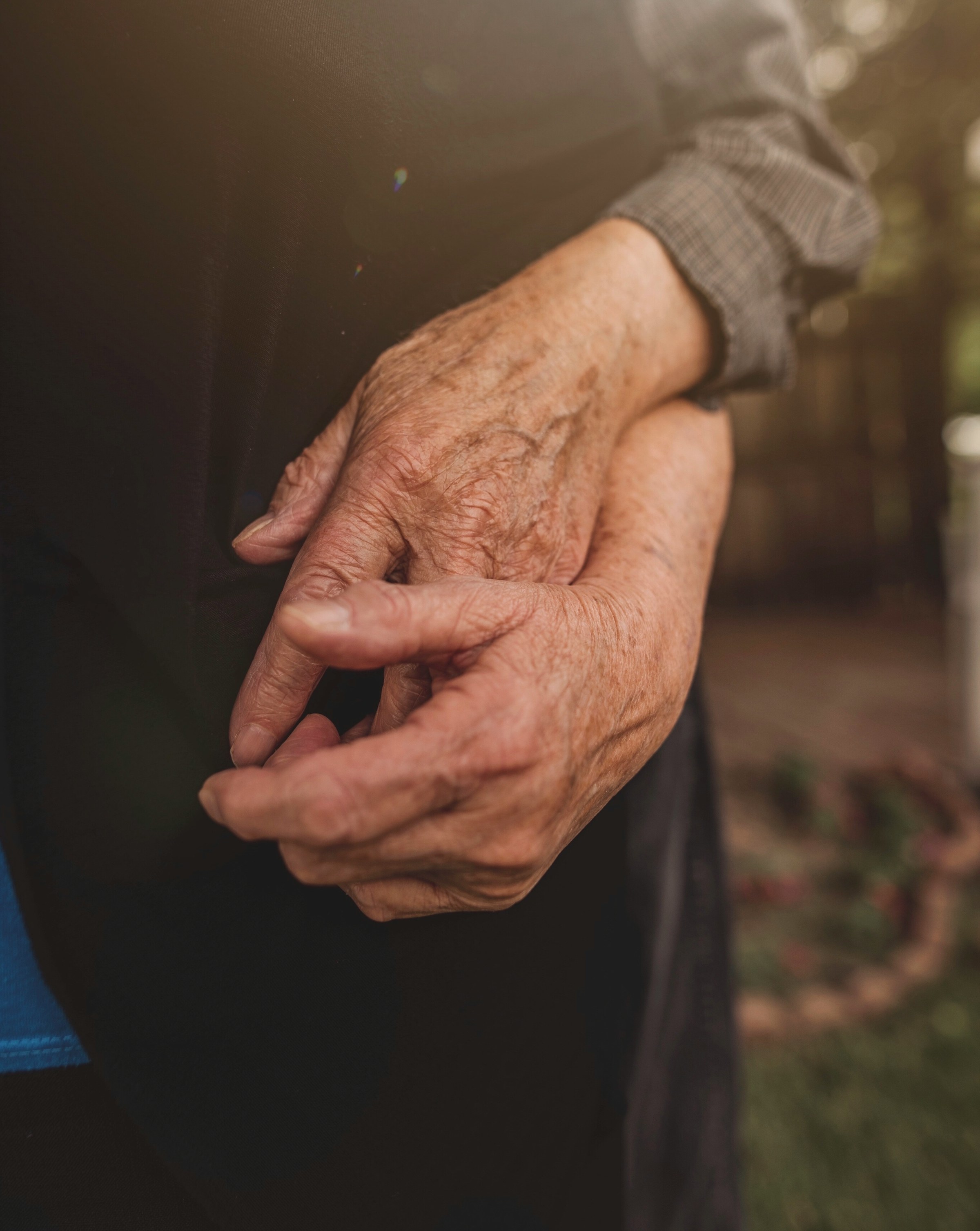 An old couple holding hands | Source: Unsplash