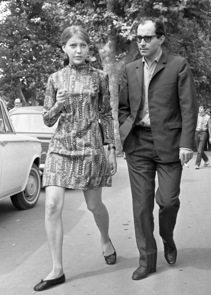 Le réalisateur français Jean Luc Godard avec Anne Wiazemsky se promenant au Lido, Venise, 1967. | Photo : Getty Imagres