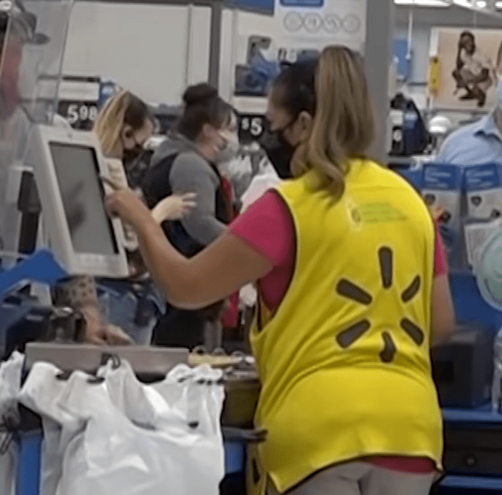 Gloria doing her job as a cashier at Walmart. │Source: youtube.com/Eastidahonews