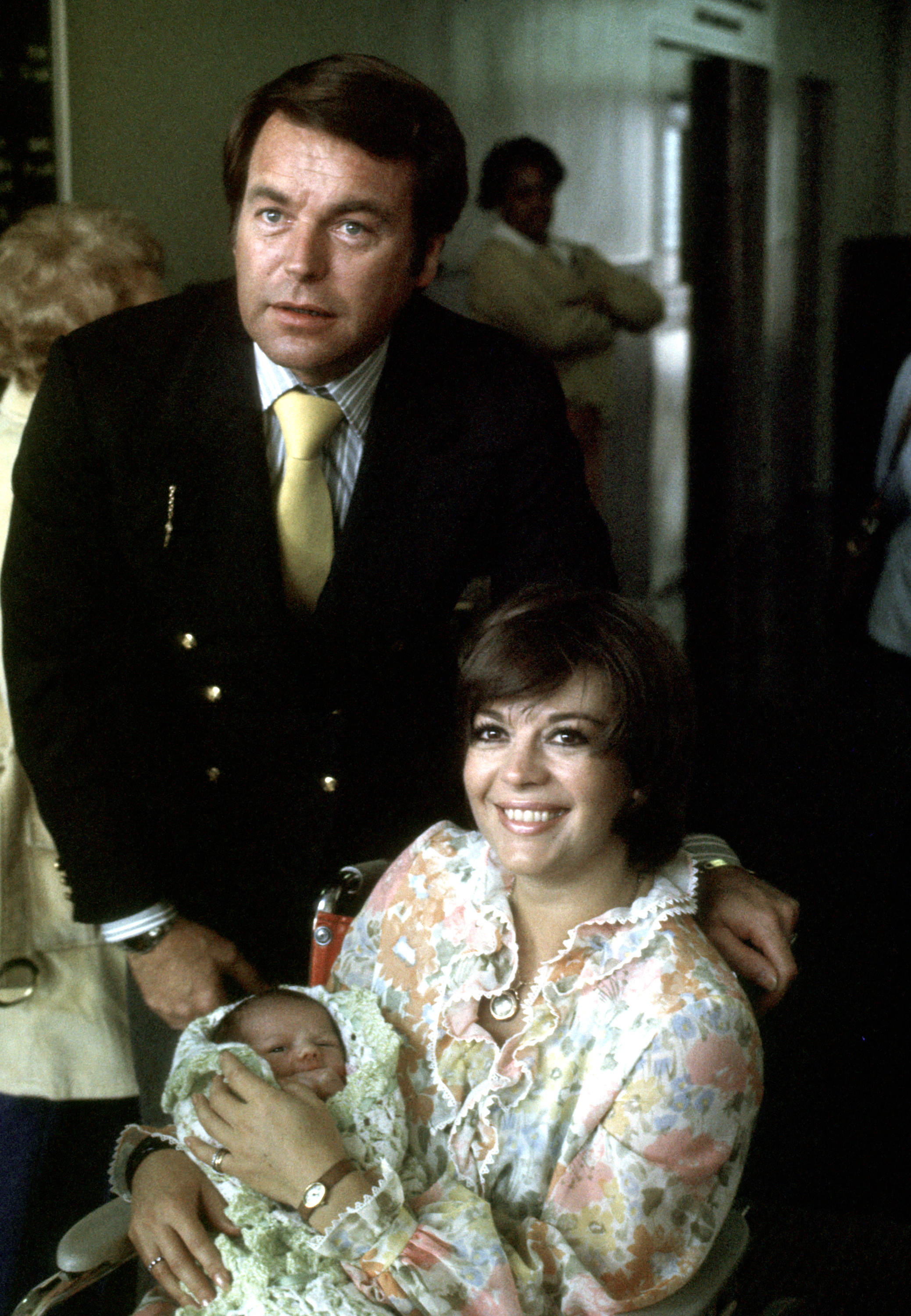 Natalie Wood and Robert Wagner after welcoming their daughter Courtney in Los Angeles in 1974 | Source: Getty Images