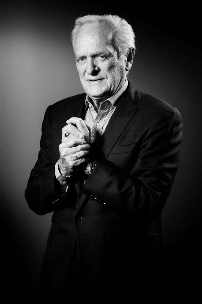 Philippe Labro pose lors d'une séance photo à Paris le 21 avril 2017. | Photo : Getty Images