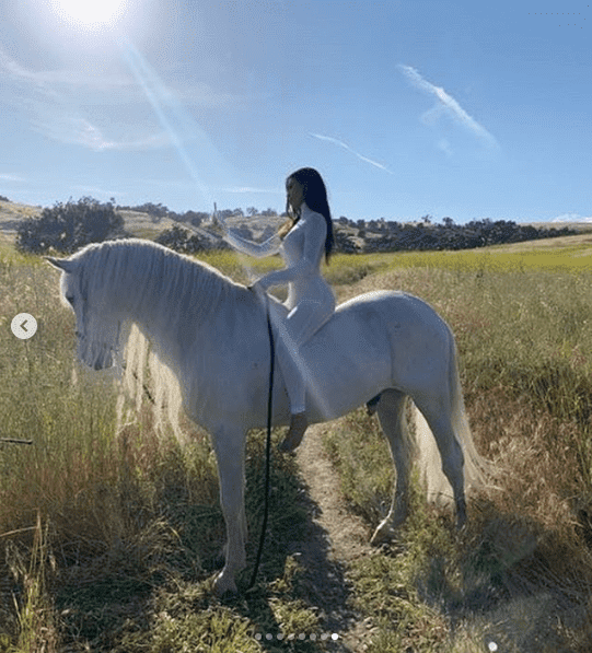 Kim Kardashian taking a selfie on a horse. I Image: Instagram/ kimkardashian