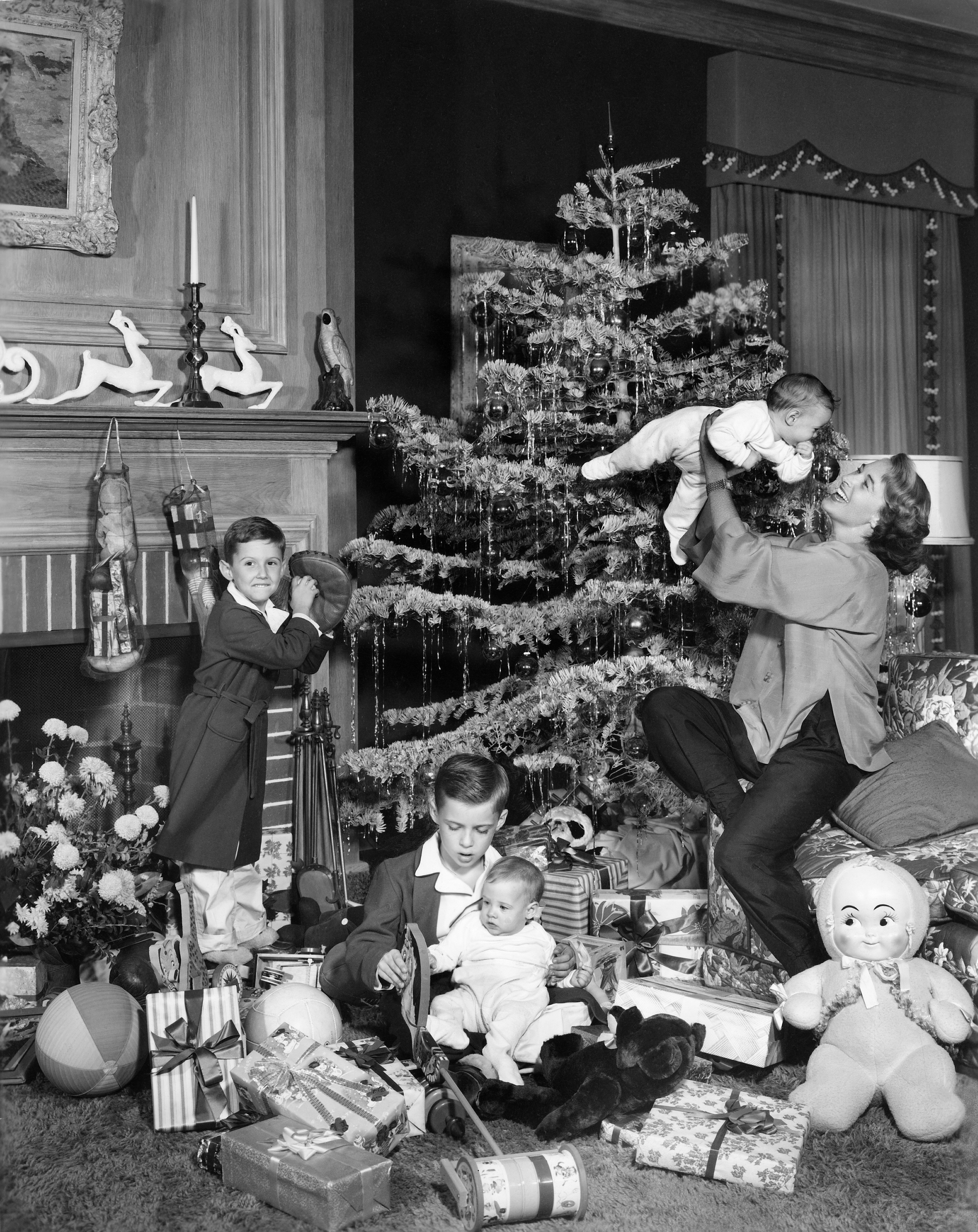 Gloria Stewart with her children Ronald, Michael, Judy, and Kelly in 1953 in Germany | Source: Getty Images