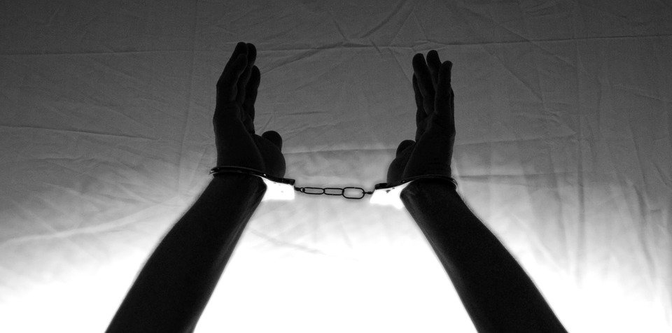 Manos esposadas.| Imagen: Pixabay