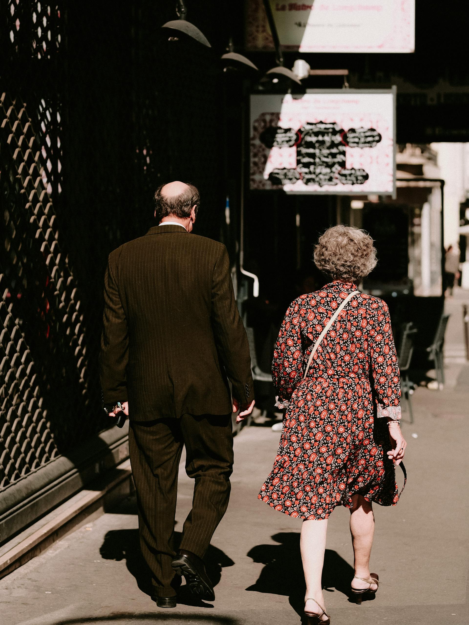 A mature couple walking together | Source: Pexels