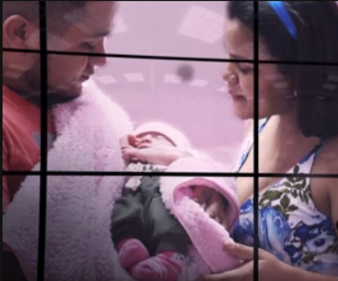 Mónica y su esposo sostienen a su bebé | Foto: YouTube/Los Informantes
