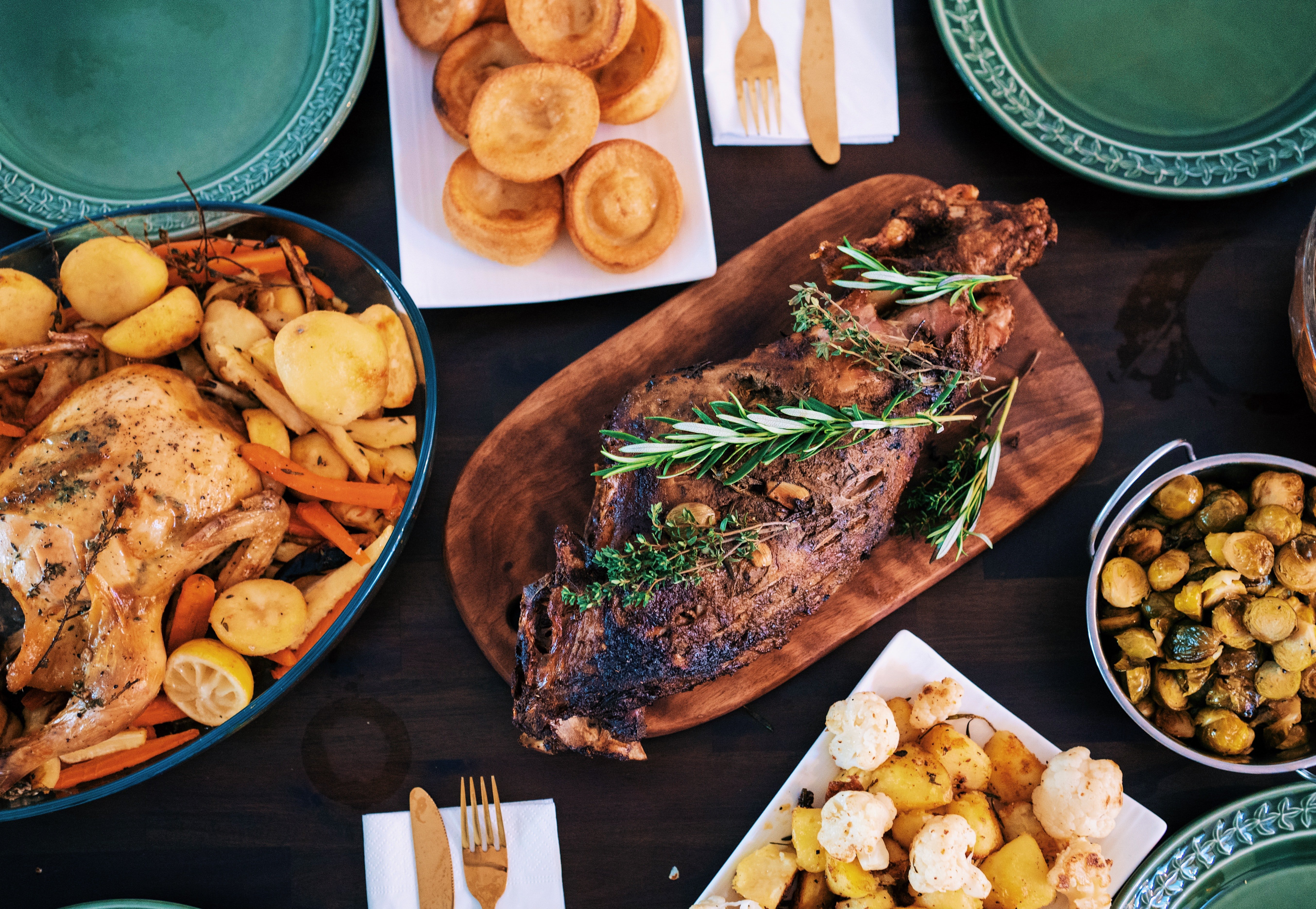 Gregory prepared Christmas dinner for Aaron and his parents | Photo: Unsplash