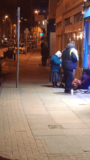 Diana, 72 ans, distribue de la soupe au couple dans la rue. | photo : Facebook/Charlie Franklin Diana, 72 ans, distribue de la soupe au couple dans la rue. | photo : Facebook/Charlie Franklin
