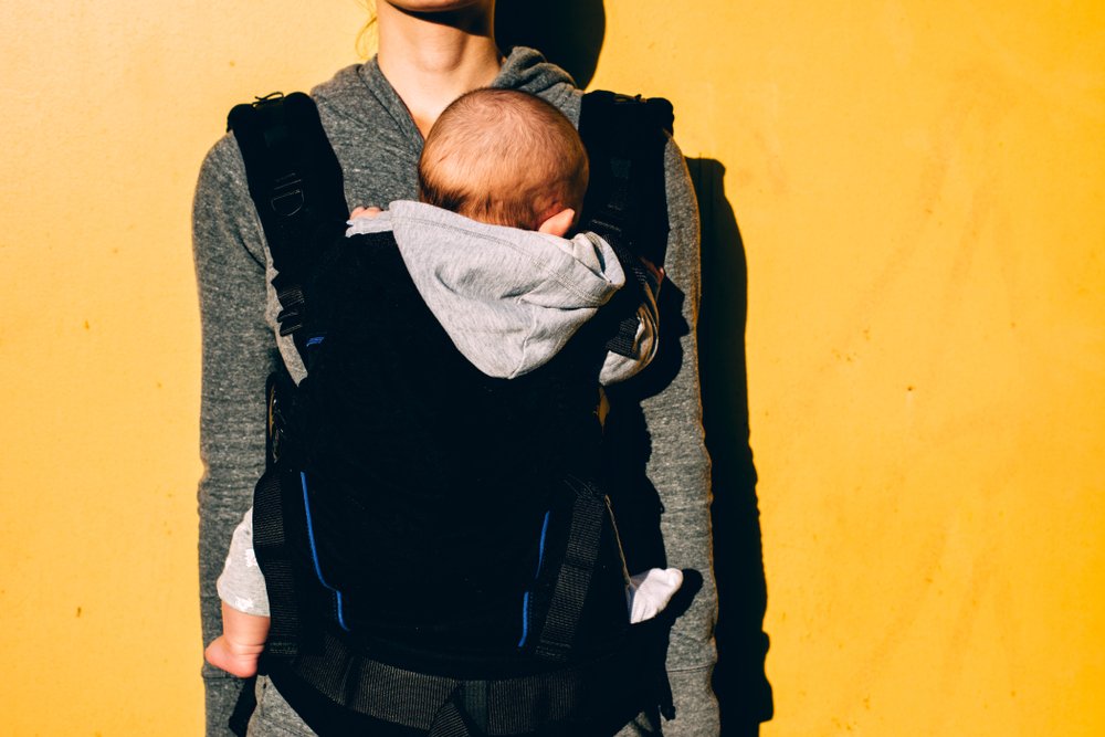 Mujer con un bebé en su espalda. | Foto: Shutterstock