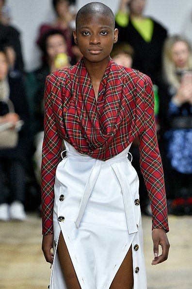 Un mannequin du défilé A.W.A.K.E. MODE Ready to Wear Fall/Winter 2019-2020. |Photo : Getty Images