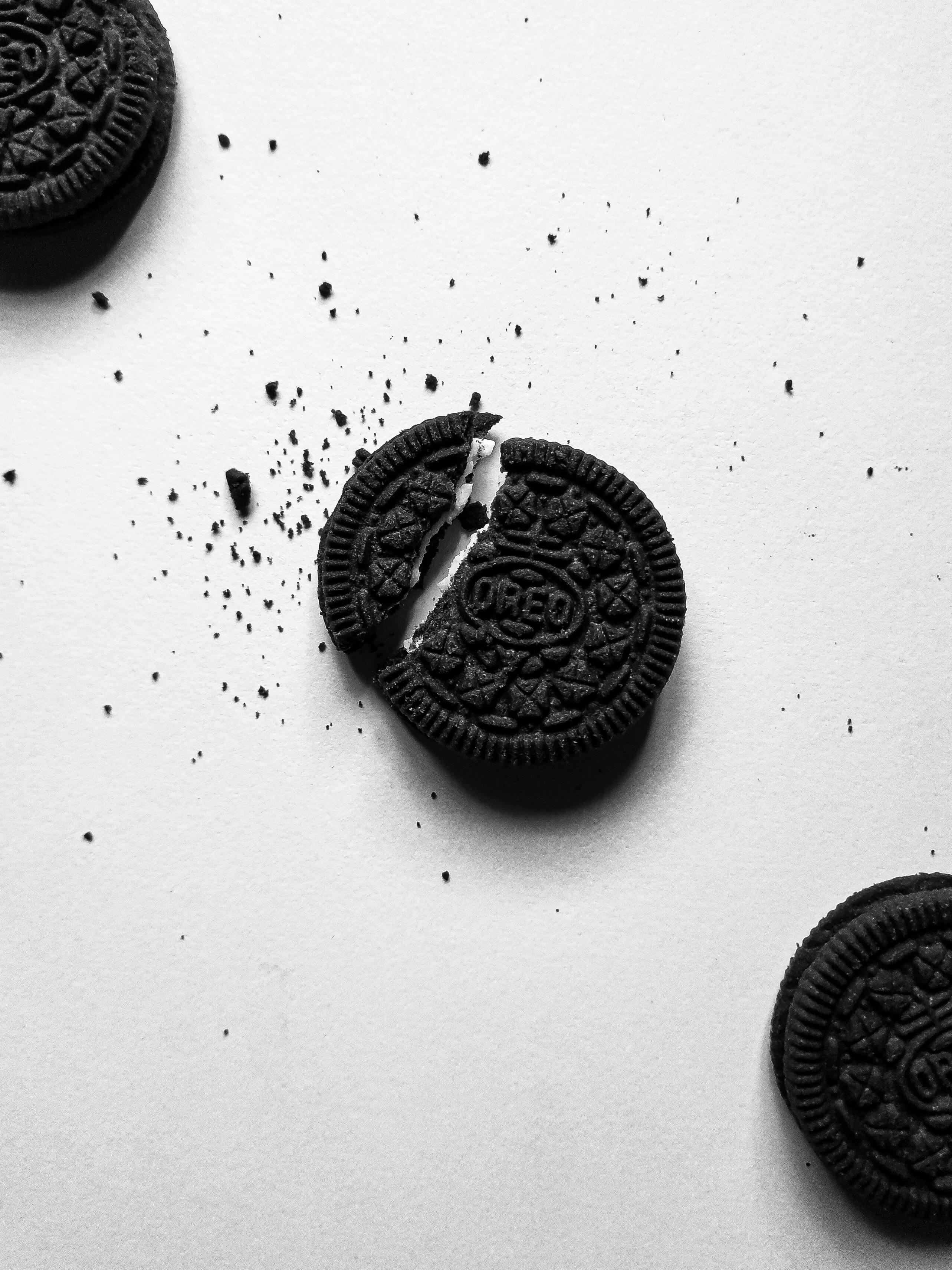 Some Oreo biscuits on a table | Source: Pexels
