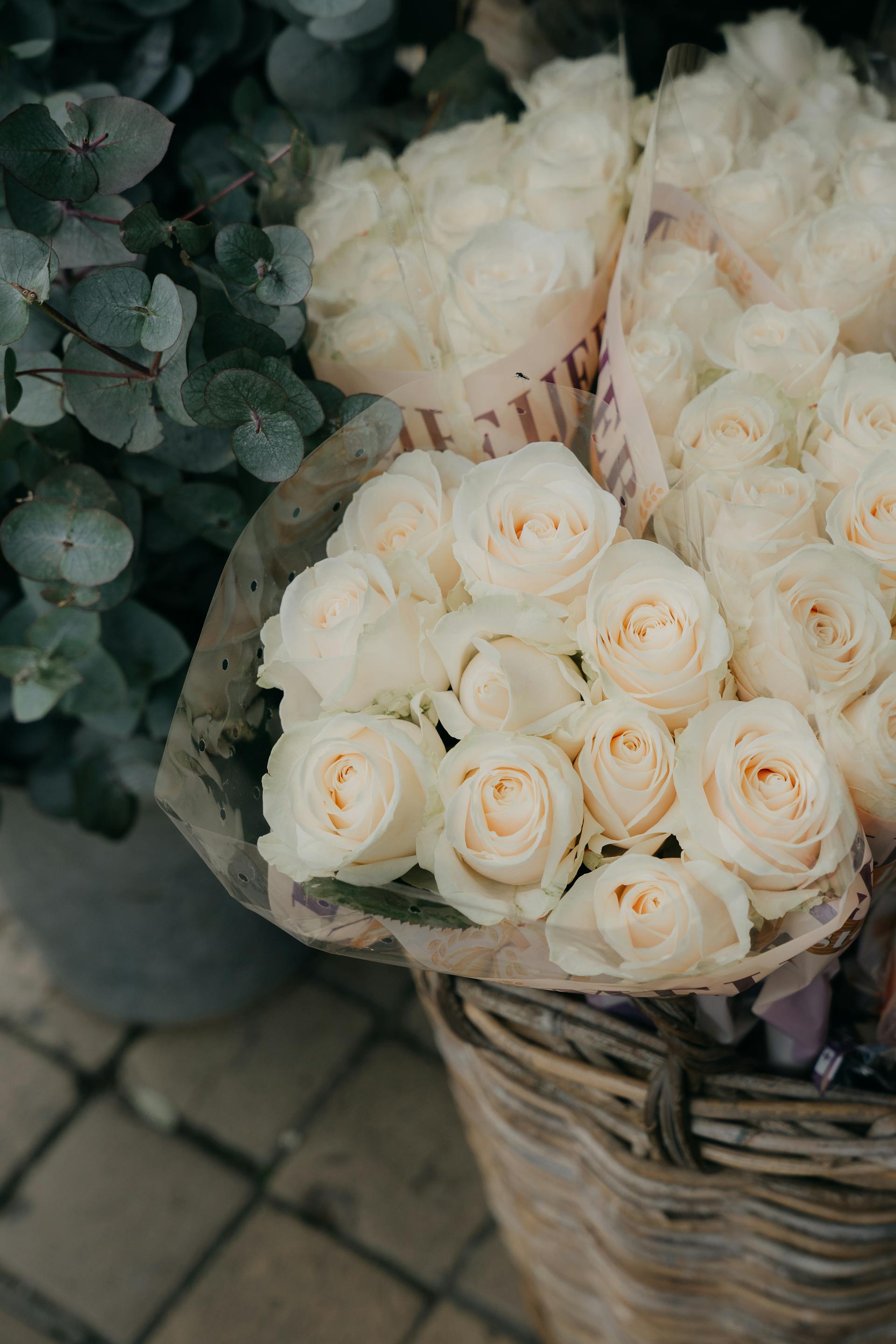 Bouquets of white roses | Source: Pexels