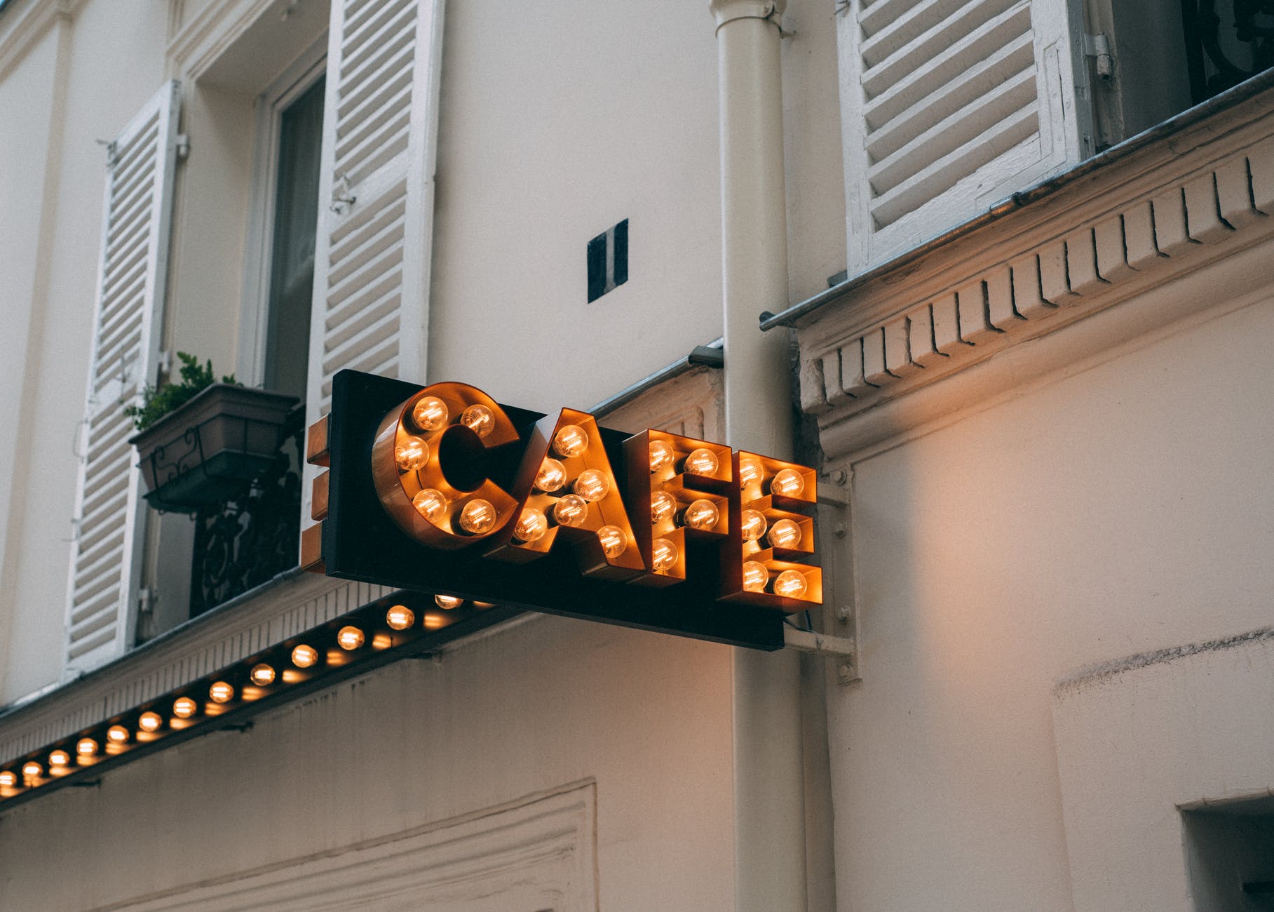Letrero luminoso de una cafetería. | Foto: Pexels