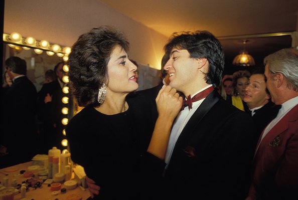 Linda de Suza et son fils lors d'une représentation de la comédie musicale 'La Valise en carton' le 29 septembre 1986, France. | Photo : Getty Images Linda de Suza et son fils lors d'une représentation de la comédie musicale 'La Valise en carton' le 29 septembre 1986, France. | Photo : Getty Images