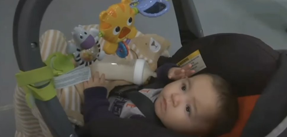 Avery pictured in his car seat. | Source: youtube.com/KULR-8 News