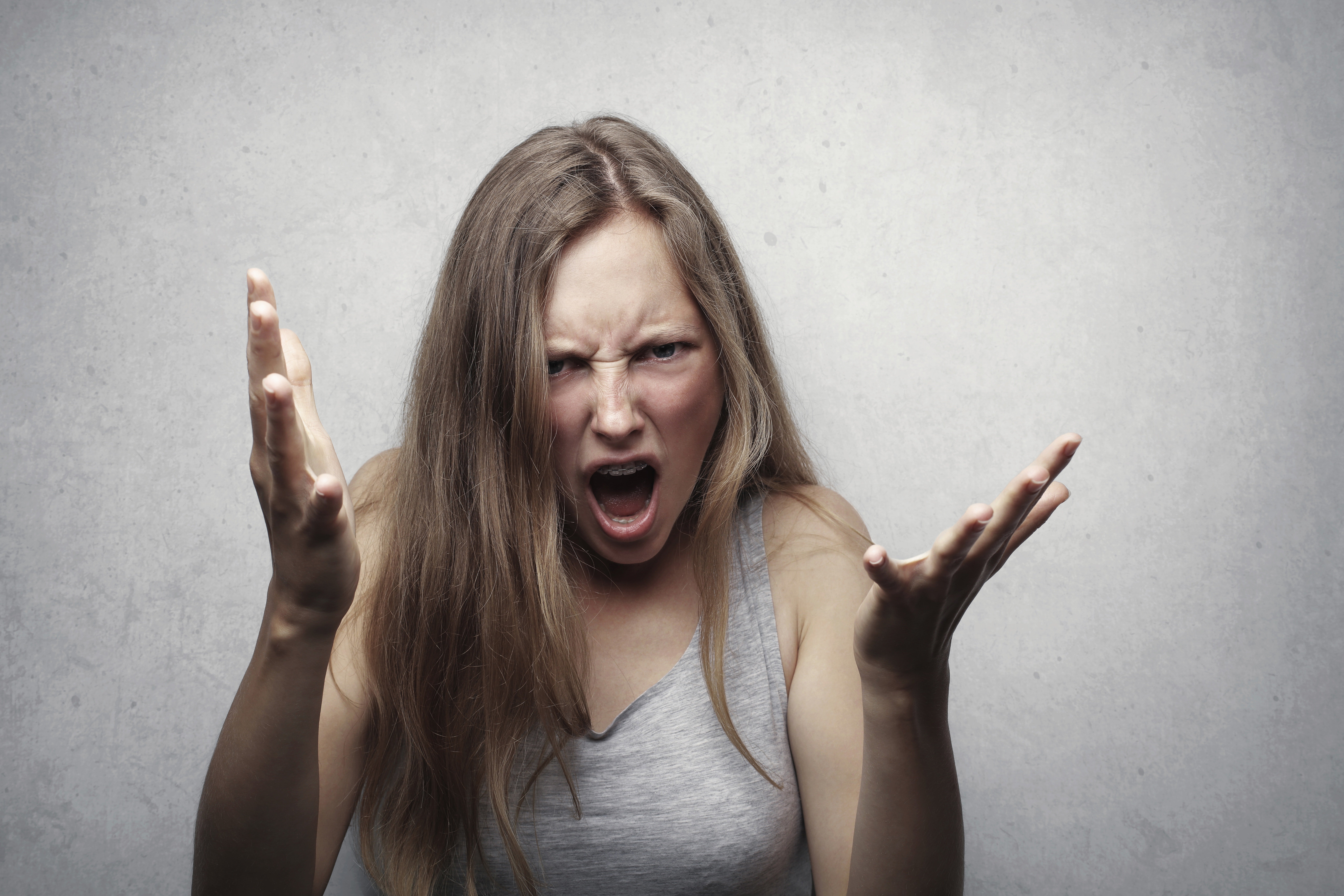 Wütende Frau in einem grauen Trägershirt | Quelle: Pexels 