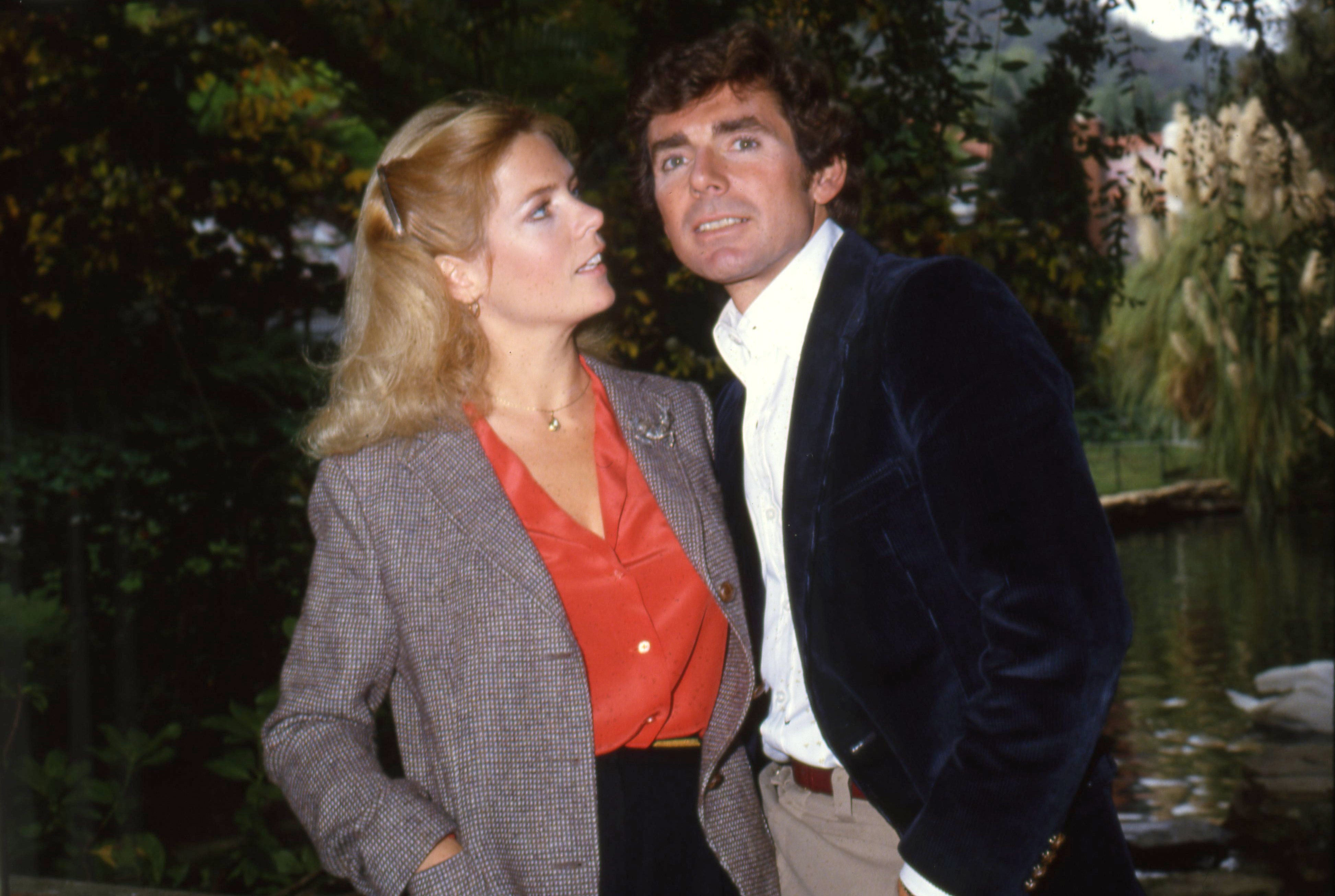 Meredith Baxter-Birney and her husband David Birney pose for a portrait session at home in circa 1982, in Los Angeles, California | Photo: Maureen Donaldson/Michael Ochs Archives/Getty Images