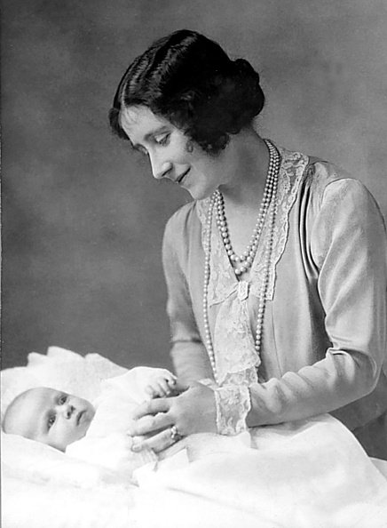 Mutter von Elizabeth II. von England mit Tochter Margaret (Baby), 1930 | Quelle: Getty Images