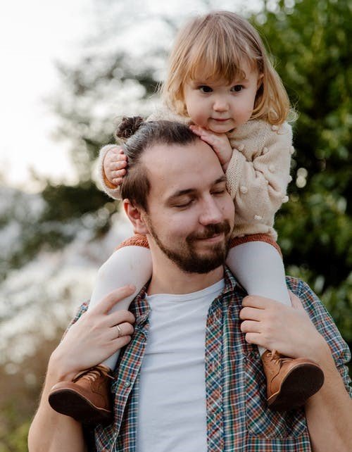 Hombre con niña en los hombros. | Foto: Pexels