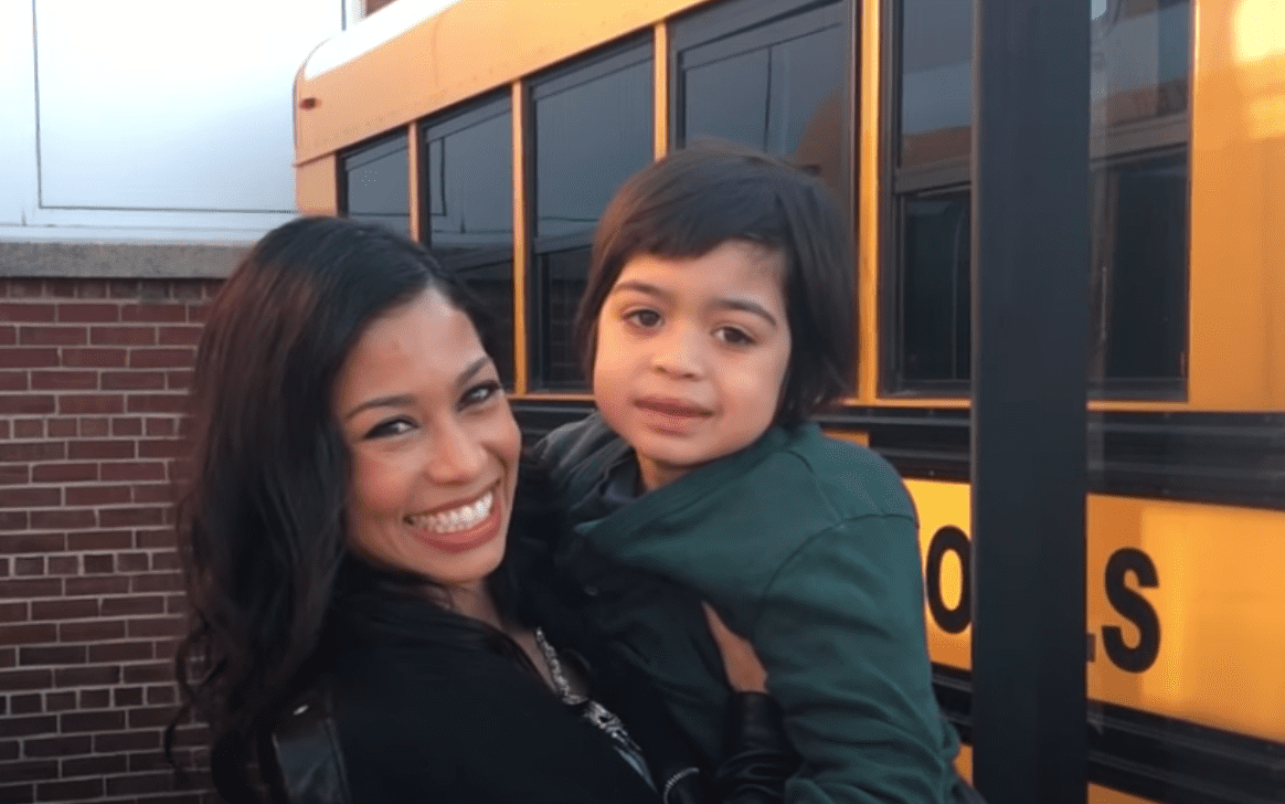 Eine Mutter und ihr behinderter Sohn, der im Schulbus von zwei Freunden geholfen wurde | Quelle: Youtube.com/Chasing News