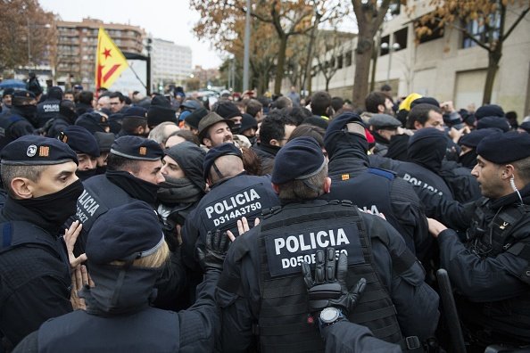 Des policiers près du musée de Lleida à Barcelone, en Espagne, le 11 décembre 2017. | Photo : Getty Images