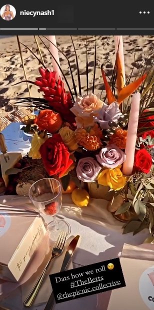 A photo of a bouquet at Jessica Betts and Niecy Nash's picnic. | Photo: Instagram/Niecynash1