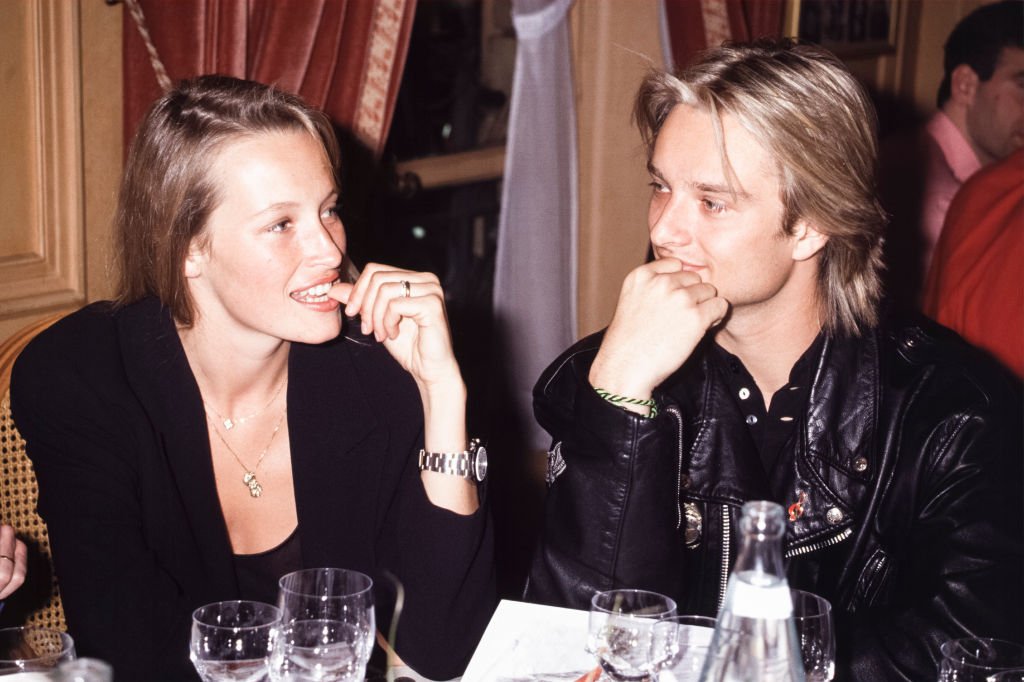 Estelle Lefébure et son mari David Hallyday lors d'une soirée au Fouquet's à Paris en mars 1991, France. | Photo : Getty Images