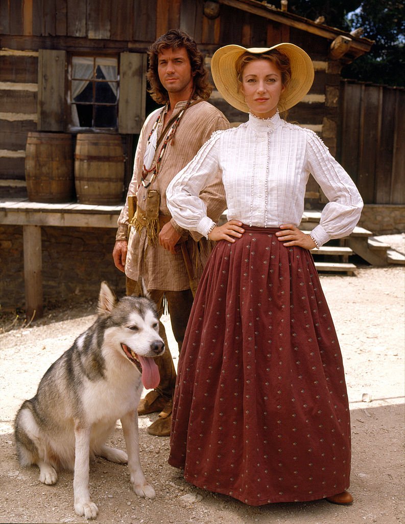 Jane Seymour and American actor Joe Lando along with a dog, in the television series 'Dr. Quinn, Medicine Woman,' July 1992. | Photo: Getty Images