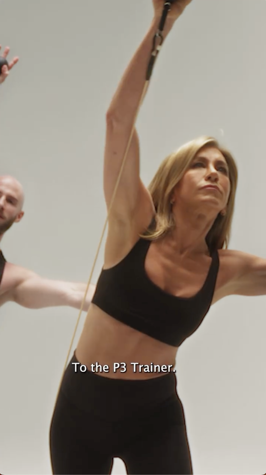 Jennifer Aniston uses the P3 Trainer, extending her arms to target her back, shoulders, and core | Source: Instagram/pvolve