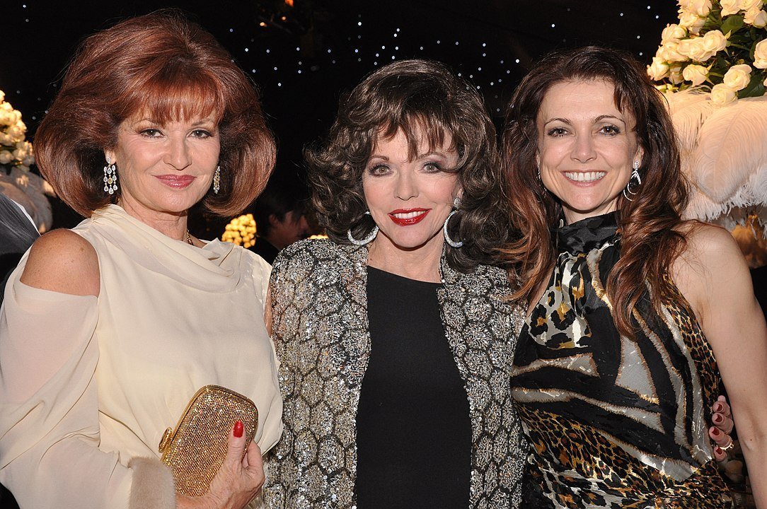 Joan Collins with 'Dynasty' co-stars Stephanie Beacham and Emma Samms in London, 2009 | Photo: Wikimedia Commons Images