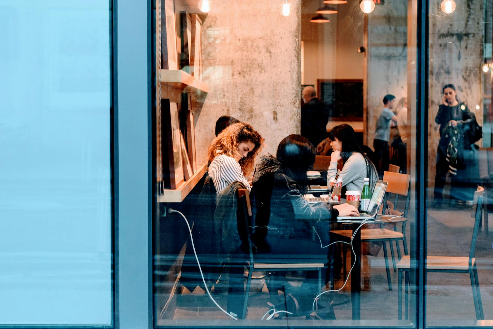 Women sitting in a cafe | Source: Pexels