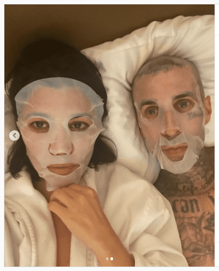 Kourtney Kardashian and Travis Barker donned beauty face masks as they cuddled in bed. | Photo: instagram.com/kourtneykardash