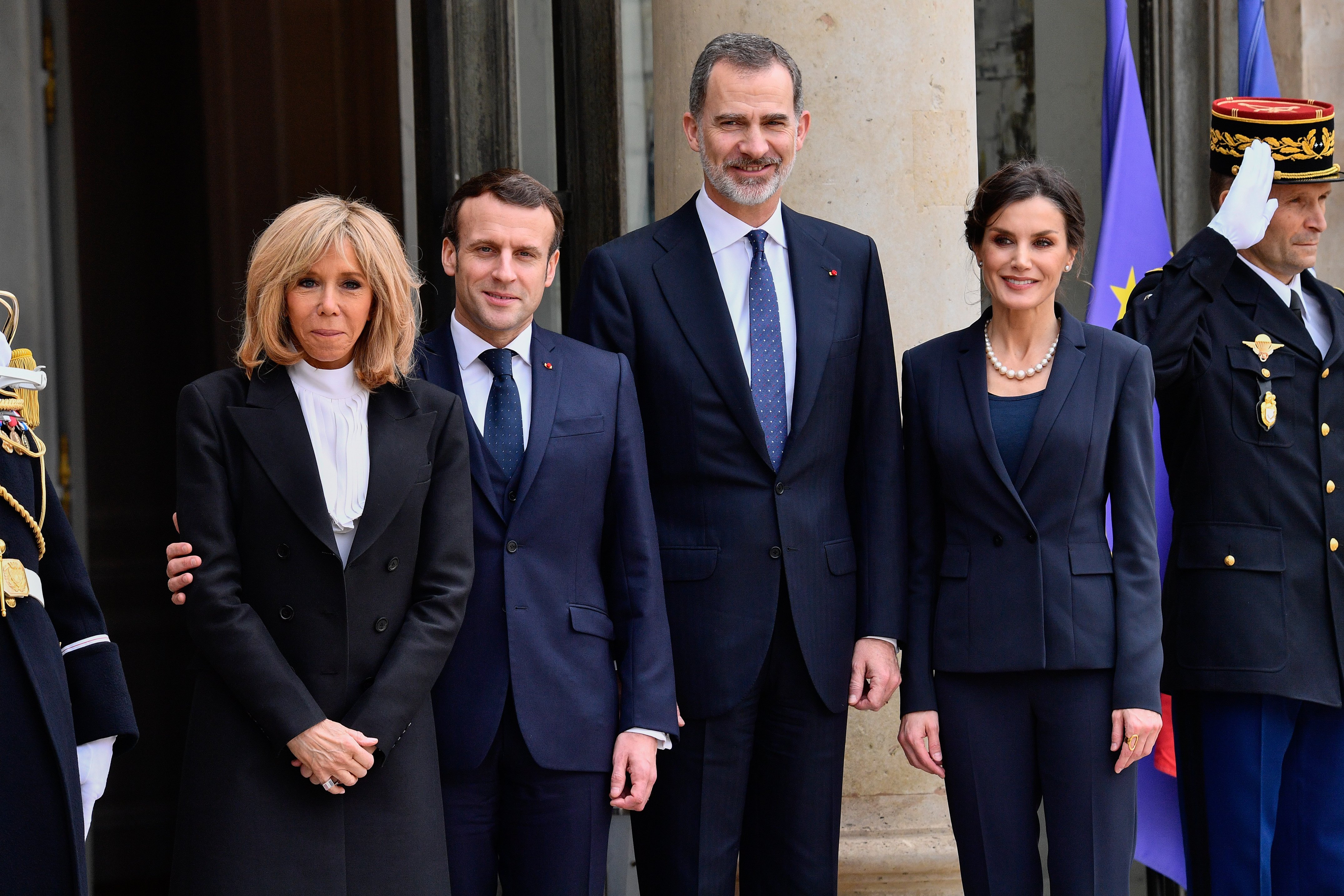 El presidente francés, Emmanuel Macron, y su esposa Brigitte Macron se reúnen con el rey y la reina de España, Felipe VI y Letizia, en el Palacio del Elíseo en París, Francia, el 11 de marzo de 2020. | Foto: Getty images